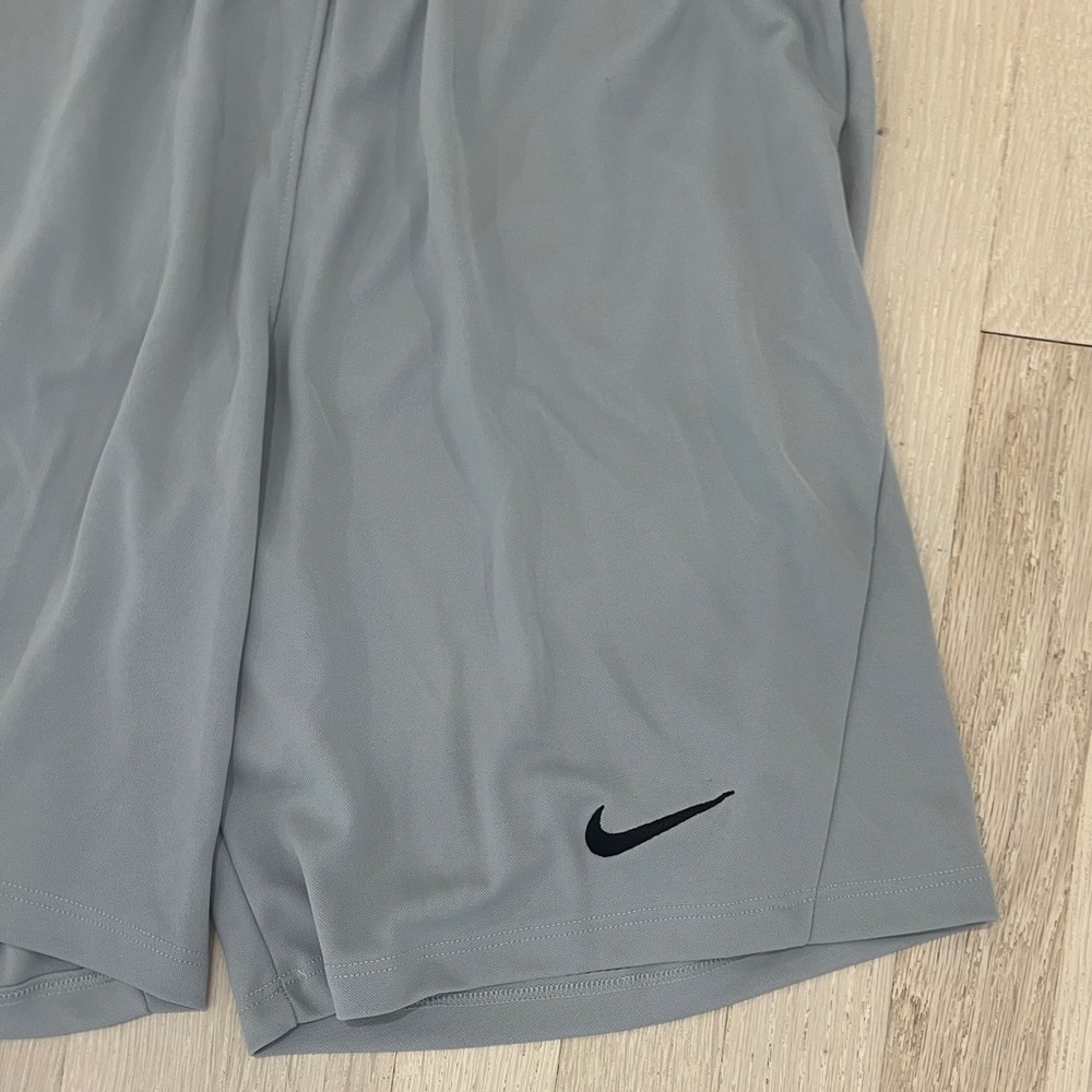 Nike Dry Fit Men's Gray Athletic Shorts Size S NWT - Picture 2 of 5
